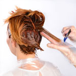 Концы волос на ромбовидных зонах окрашиваем крупными прядями